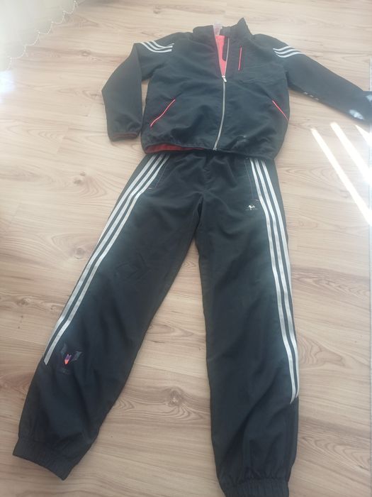 Децки екип на адидас оригинален.