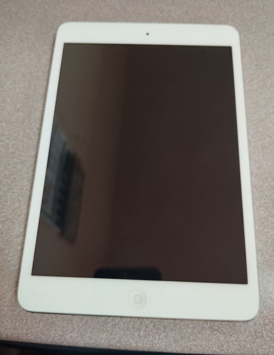 Таблет Apple iPad Mini Wi-Fi 16GB iOS 9.3.5 7.9 инча Dual Core 1.0 GHz