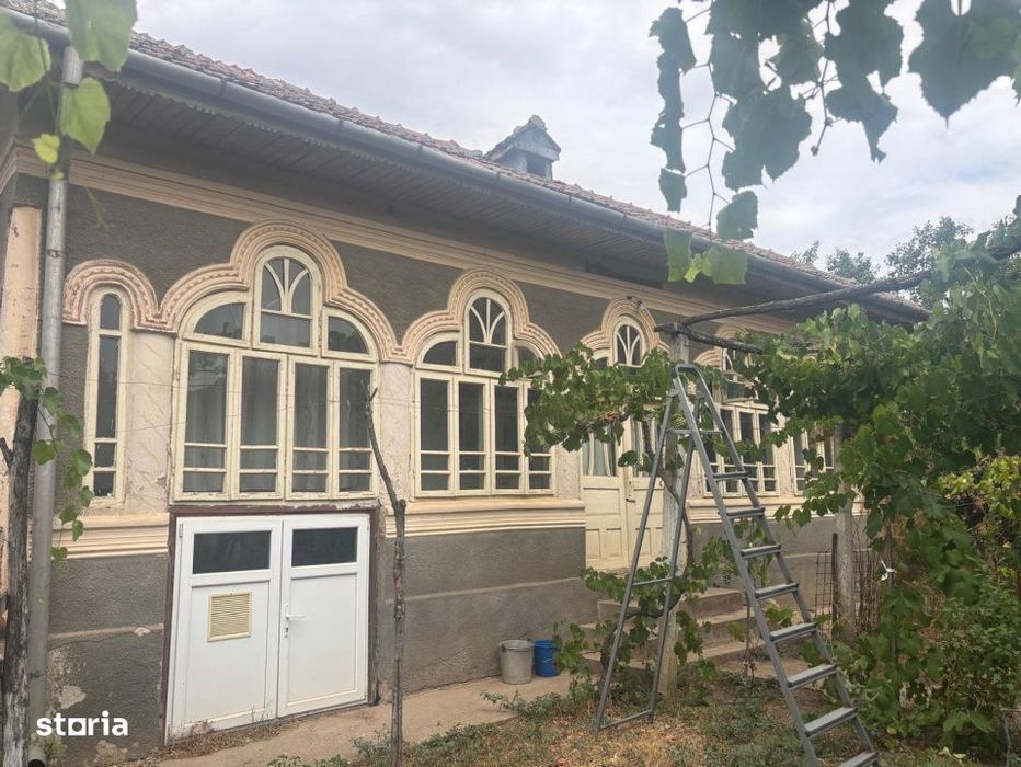 Casa recent renovata, 2023 mp teren, comuna Leu , RATE !!!