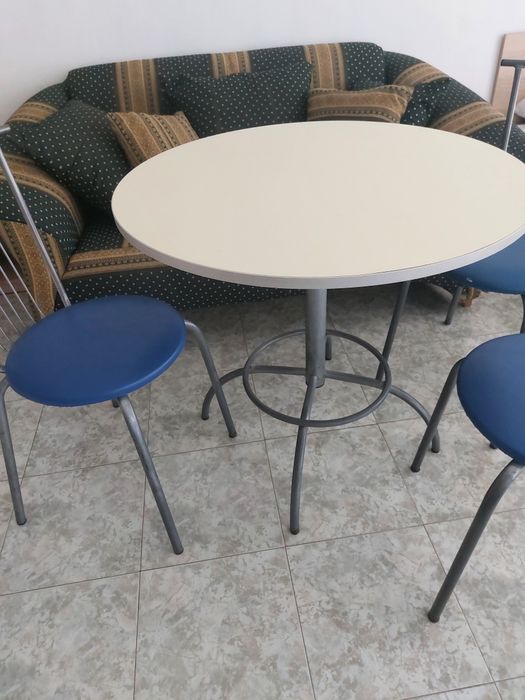 Продавам комплект маса със столове