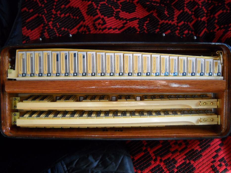 vand acordeon paolo soprani cu cabina si clape ma,120 basi foarte usor
