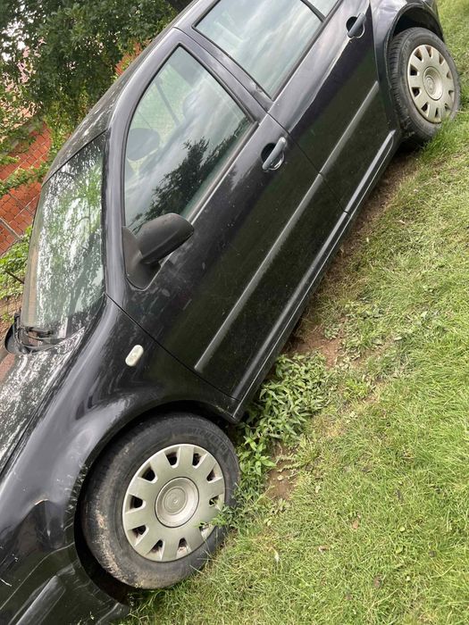 VW Golf 4 – 1.6 16V – pentru piese sau reparații