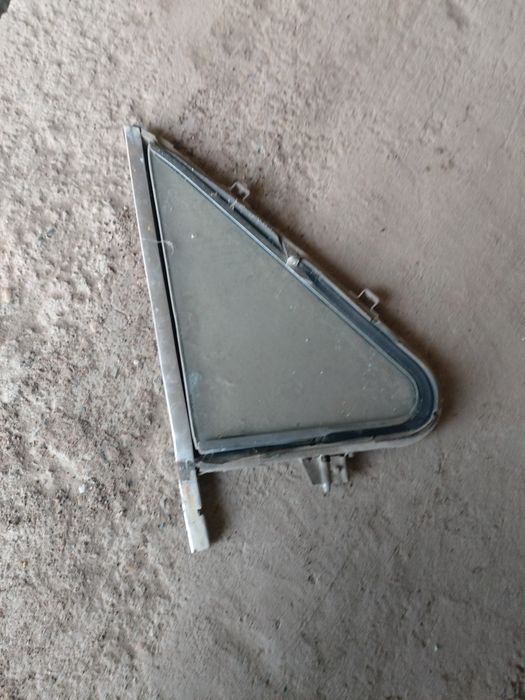 Продам стекла от нивы, катафоты, пвооротники.