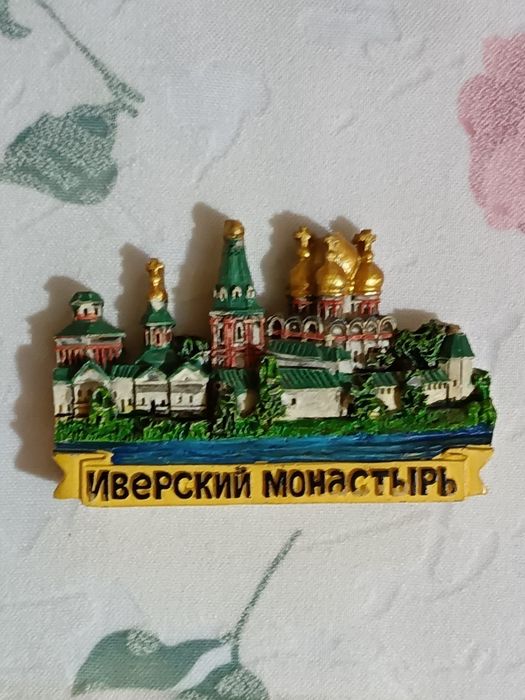 Продаю магнитики Змея символ года и другие за все