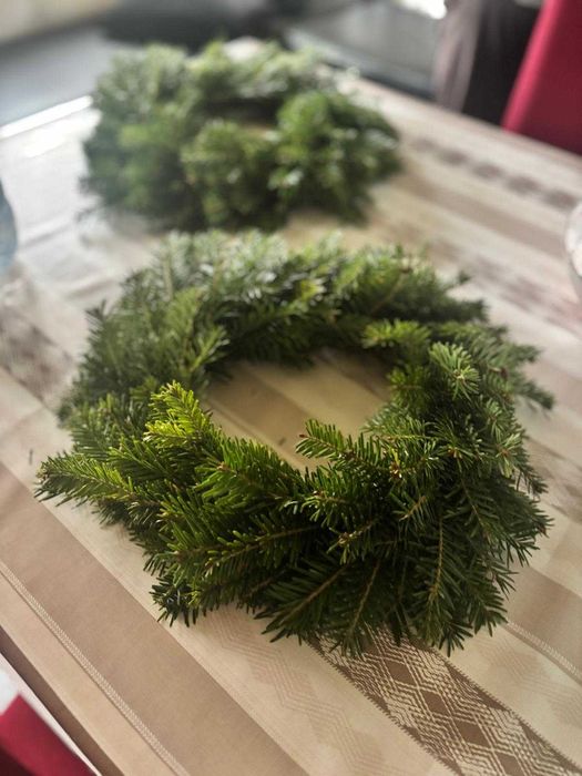 Vând coronițe de brad natural