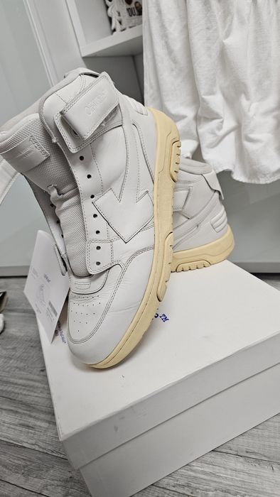 Out off white mid top lea