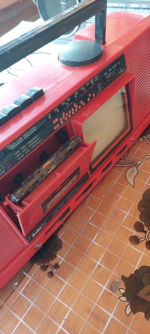 Radiocasetofon vintage cu televizor