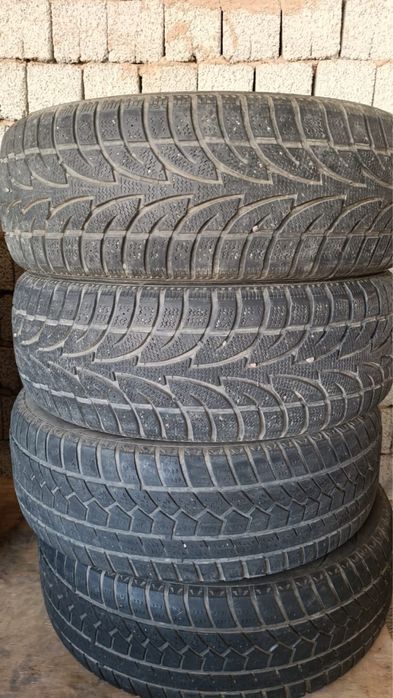 Шины зимние 4шт почти новые срочно продается шипованные  225/65/17 нов