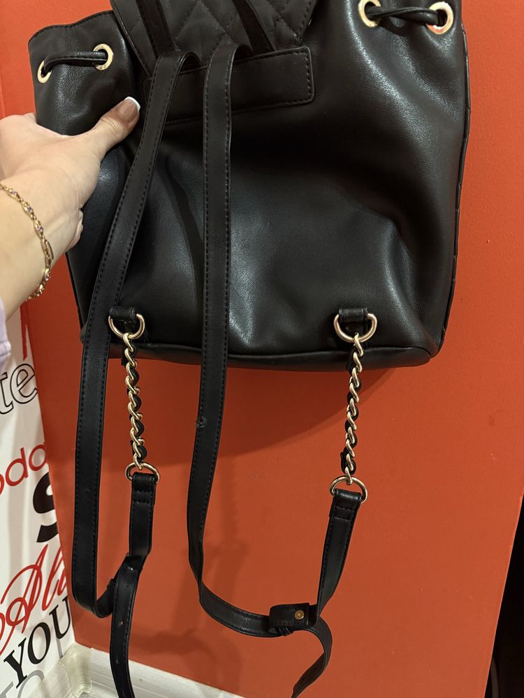 Черна раница Guess
