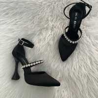 Женская обувь черного цвета