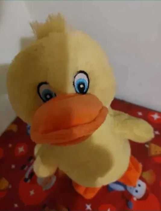 Maca cântă și dansează jucarie pluș cu baterii