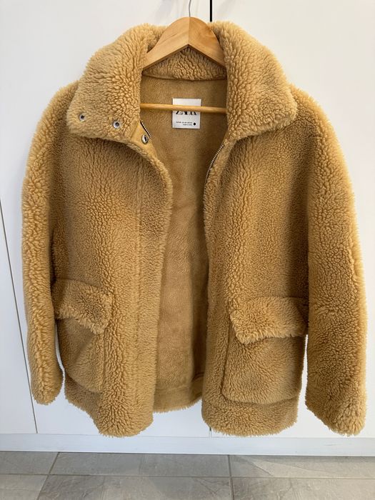 Мъхесто яке на Zara