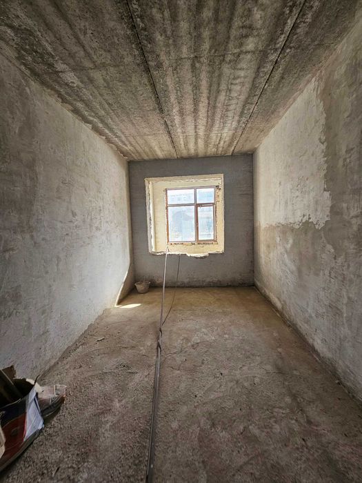 2 хоналик квартира 1 этаждан сотилади.ор: 5-мкр.35-мактаб