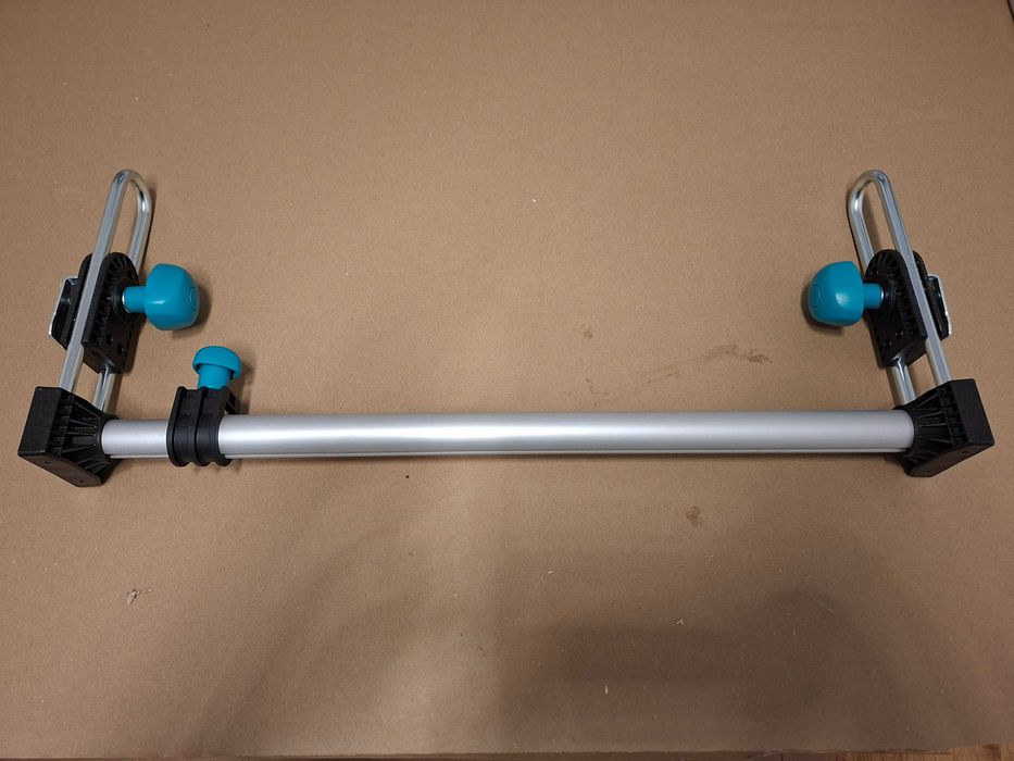 Distantier reglabil pentru montat usi