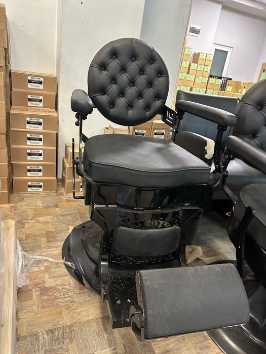 Професионални столове за фризьорски/бръснарски салон.