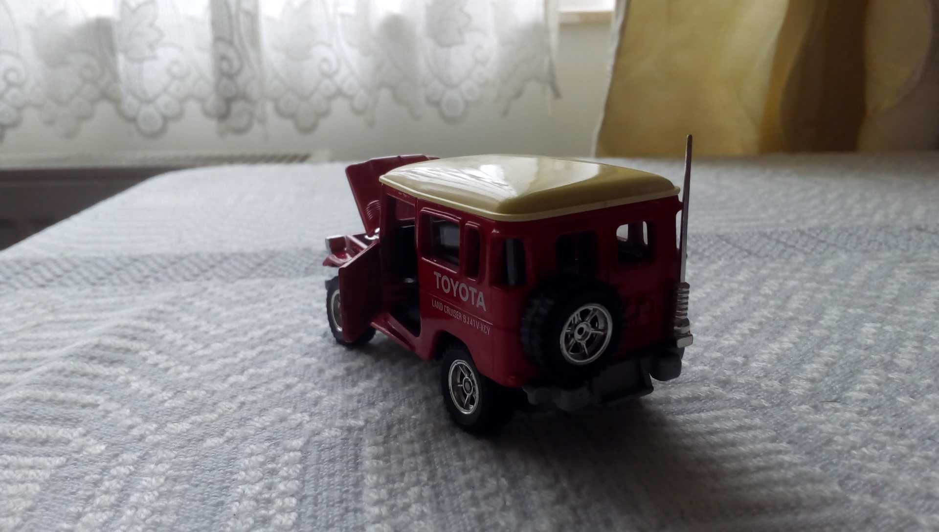 macheta metal tomica Japonia Toyota Land Cruiser 1:43