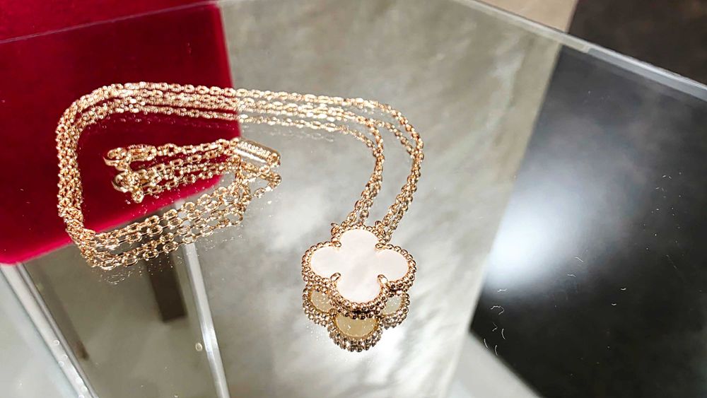 Van Cleef & Arpels VCA Rose Mother Pearl Alhambra 1 Motif Дамско Колие