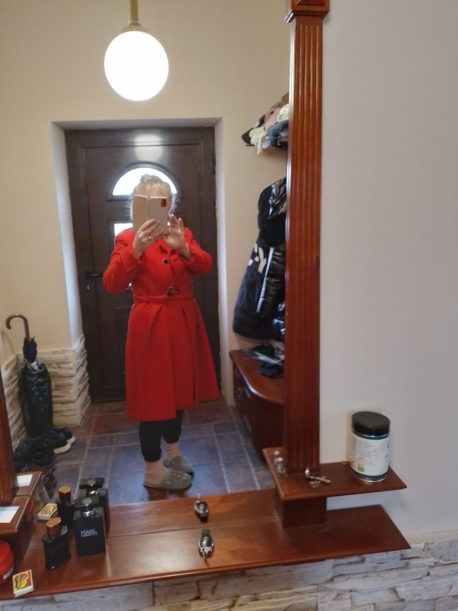 Красиво вълнено червено палто
