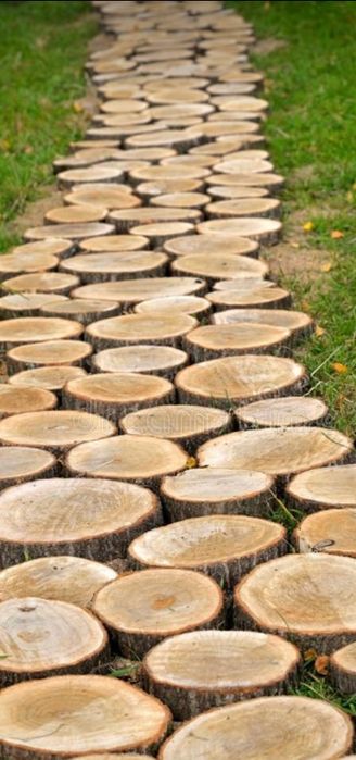 Alee pavata cu rondele de lemn, cărare, dale, felii,pavaje lemn rustic