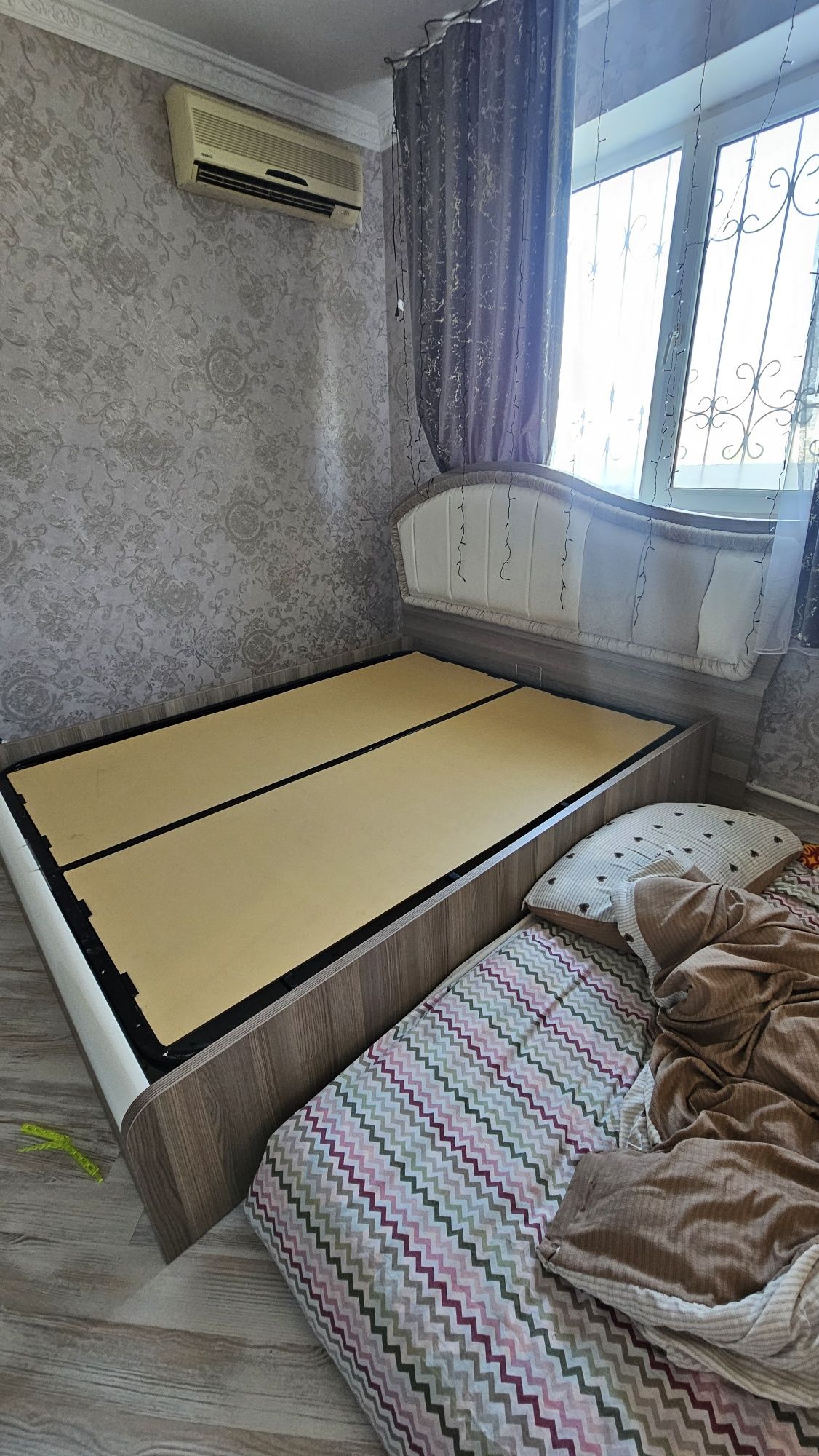 Кровать с матрасом 200х180