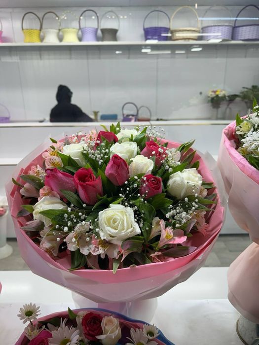 Pioniy gullar lola atirgul buket oq qizil atirgul