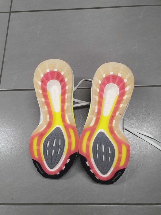 Vand adidas  ultra boost  marime 41   1/2 in stare excepțional