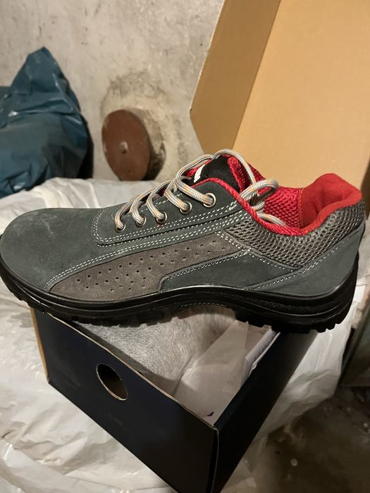 Работни обувки Диадора Форш и двата чифта са с бомбета и са 43 номер