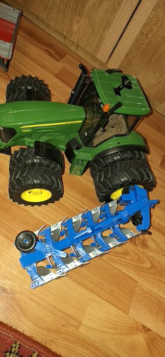Tractor mare bruder cu 8 roti și plug mare