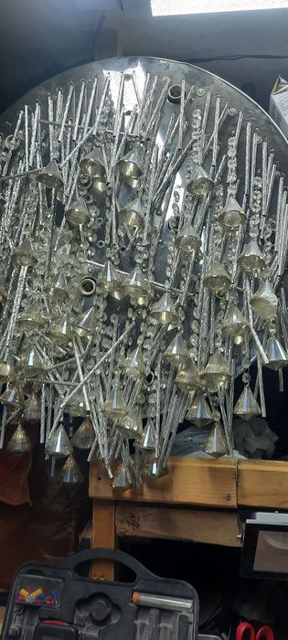 Люстра не новая в хорошем состоянии.