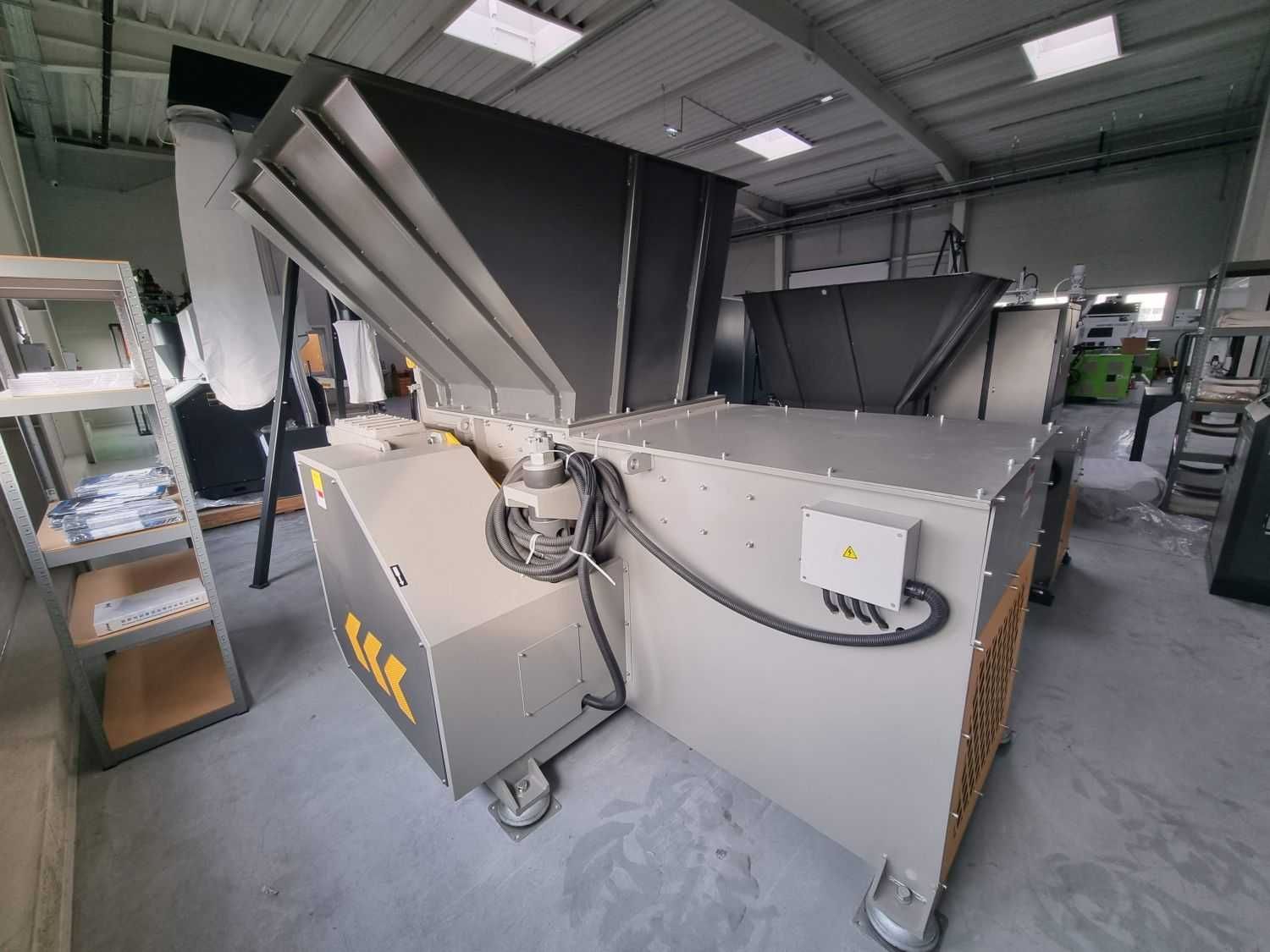 Vind  din  stoc la  pret  promotional  , un shredder  nou  model V-800