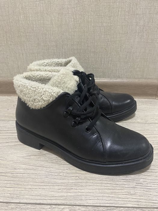 Продам женские ботинки