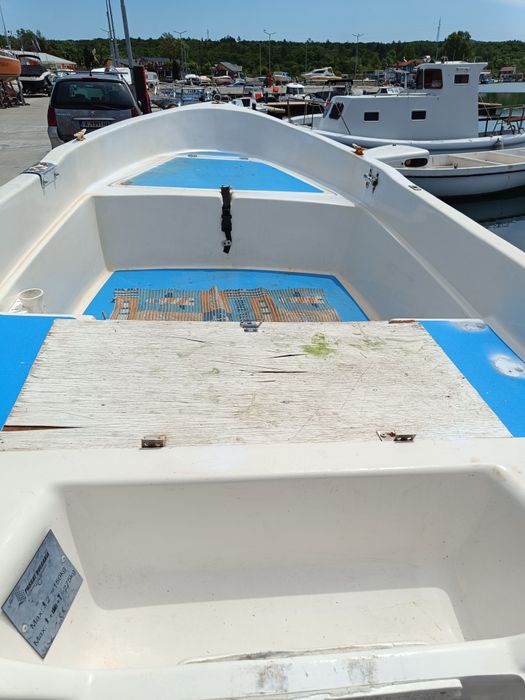 Лодка с чисто нов колесар, с регистрация и мотор