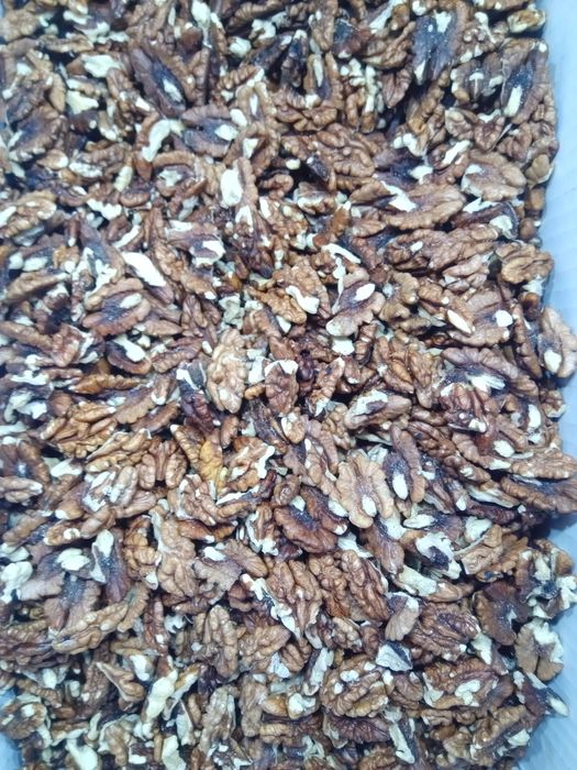 Miez de nucă curat.