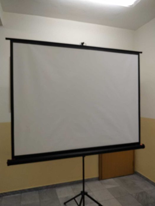 Екран за проектор със статив. 170 х 128 см. бяла площ. Съвсем запазен