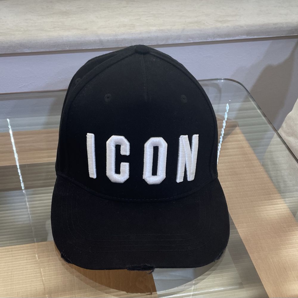 Черна шапка с козирка Dsquared Icon
