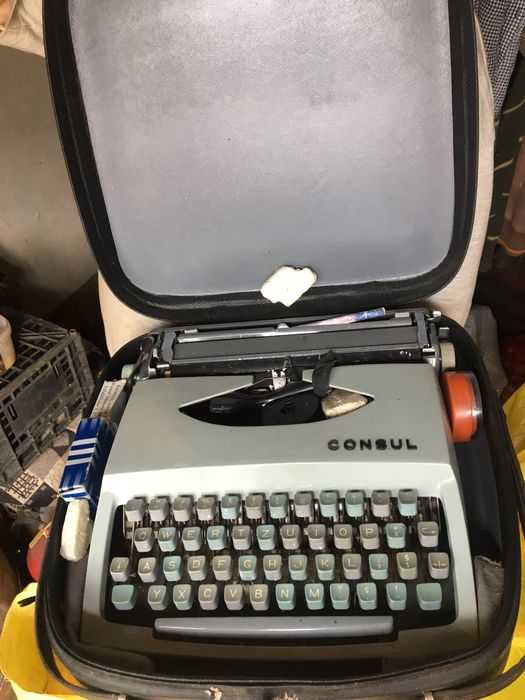 Masina de scris CONSUL in geanta de transport cu consumabile
