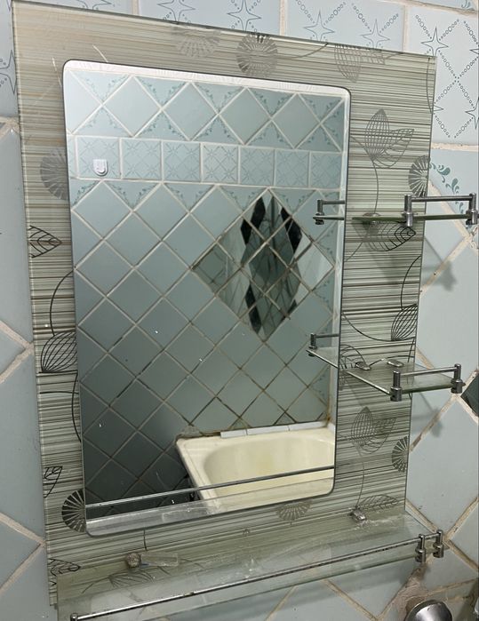 Зеркало в душевой