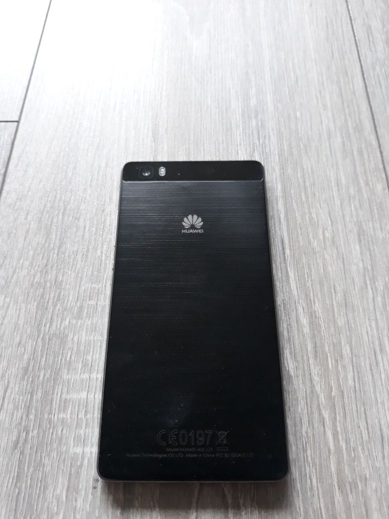 Huawei P8 Lite (cititi descrierea)