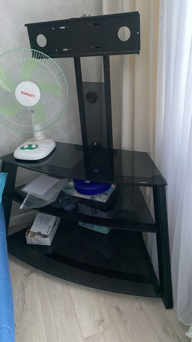 Продам стеклянную тумбу под телевизор