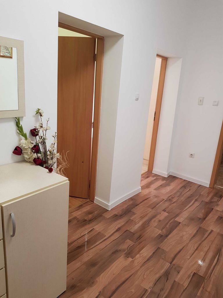 Дава се под наем Тристаен апартамент в Перник, Център - 100 кв.м за 433.5 € - Снимка #6