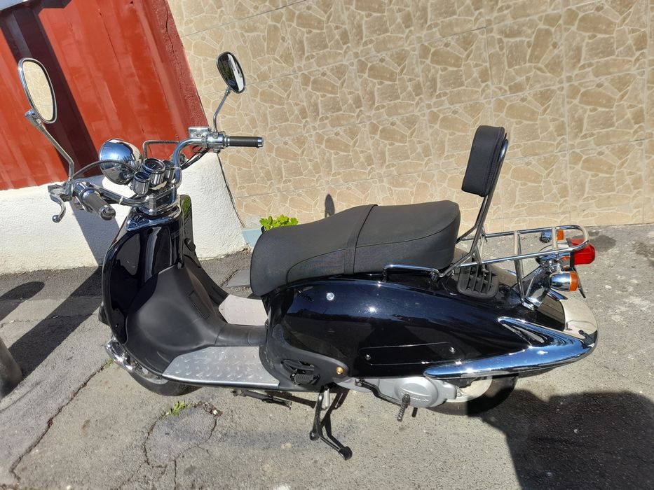 Vând scuter pe benzina cu permis nou 225km