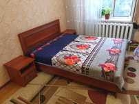 Продаётся двухспальная кровать с матрасом и двумя тумбочками