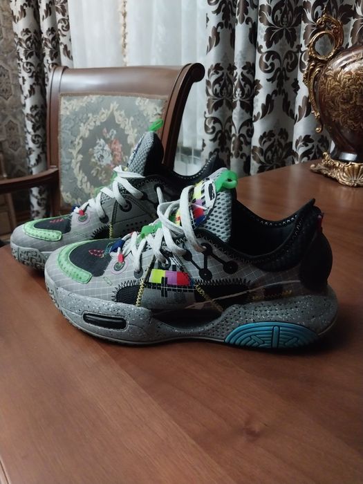 Мужские кроссовки 42размер