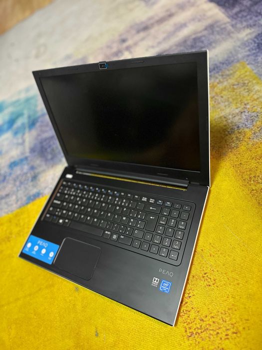laptop PEAQ, alb, quadcore, 4 gb ddr4, ssd 128 gb + hdd 500