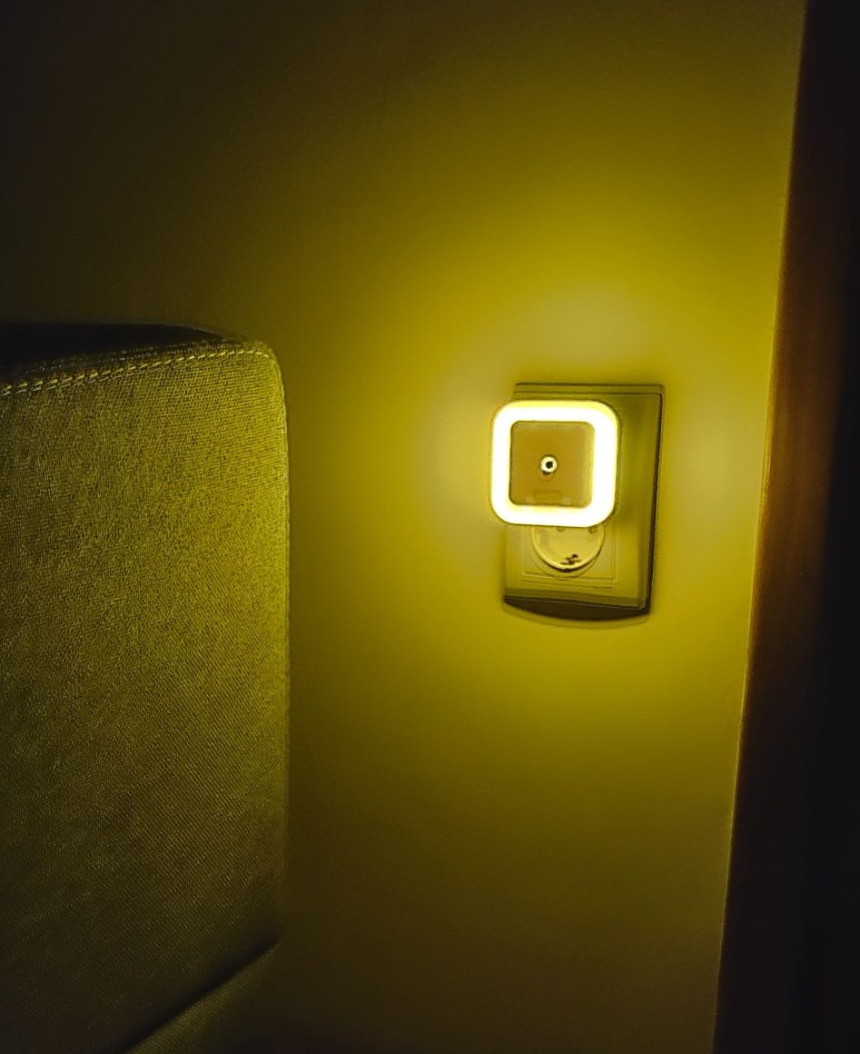 Lampa de veghe led cu senzor de lumina
