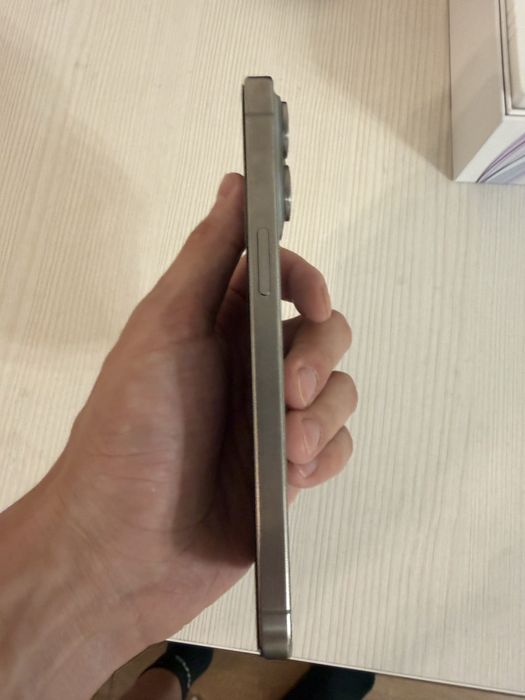 iPhone 15 Pro Max продаётся