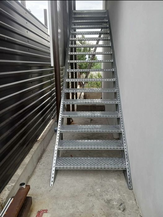 Confectionam scarii metalice zincate exterioare și pentru incendii , p