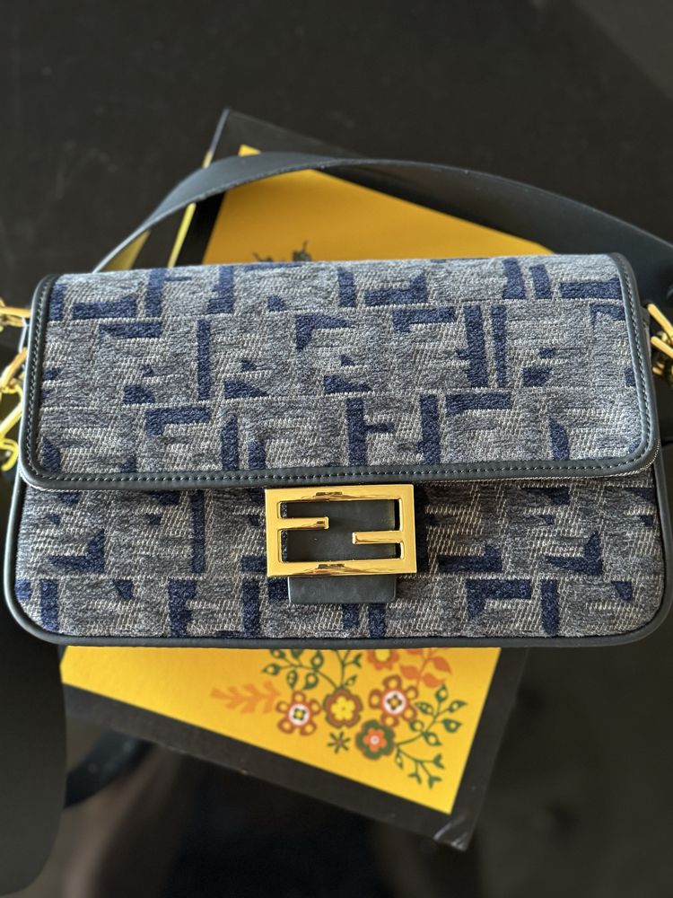 Fendi нова чанта лого деним с кутия и противопрахова брандирана торба