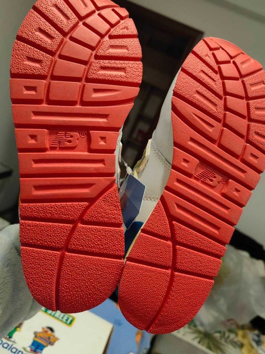 Маратонки New Balance улица Сезам