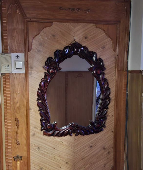 Vand oglinda cu rama sculptata